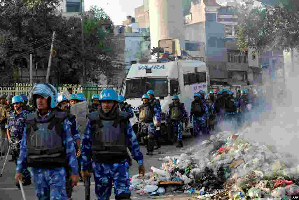 نئی دہلی کے وزیر اعلیٰ اروند کیجریوال نے شہر کی صورتِ حال کو سنگین قرار دیا ہے۔ انہوں نے کہا کہ تمام تر کوششوں کے باوجود پولیس صورتِ حال کو قابو کرنے میں ناکام رہی ہے۔ متاثرہ علاقوں میں فوری طور پر کرفیو نافذ کرتے ہوئے فوج طلب کی جانی چاہیے۔ 