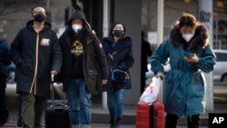 22일 중국 베이징에서 시민들이 마스크를 착용한 채 이동하고 있다. 