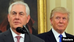 Le président américain Donald Trump, à droite, assiste à la prestation de serment du secrétaire d'État américain Rex Tillerson au bureau ovale de la Maison-Blanche à Washington, États-Unis, 1er février 2017. 