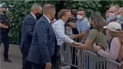 Extrait de la vidéo où Emmanuel Macron est face à Damien T., son agresseur, le 8 juin 2021.