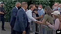 Presiden Emmanuel Macron sesaat sebelum terkena tamparan dalam pertemuan dengan anggota masyarakat (foto: dok). 