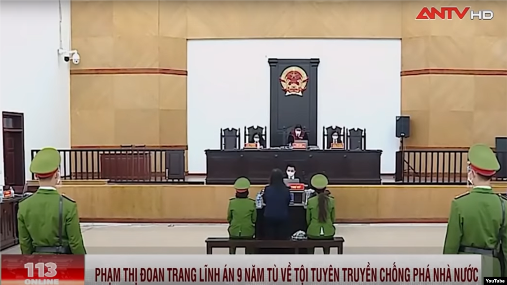 Nhà báo Phạm Đoan Trang tại phiên xử tại tòa Hà Nội ngày 14 tháng 12, 2021.