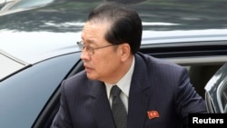 지난해 8월 베이징을 방문한 장성택 국방위원회 부위원장이 차에서 내리고 있다.