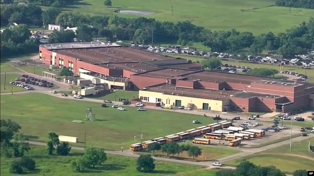 Esta imagen tomada de un video muestra el campus de la escuela secundaria Santa Fe, el viernes, 18 de mayo, de 2018.
