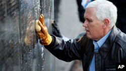 Майк Пенс біля Меморіалу ветеранам В’єтнамської війни 