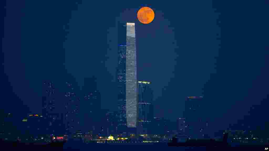 La lune se lève sur le port de Victoria à Hong Kong, le 14 novembre 2016.