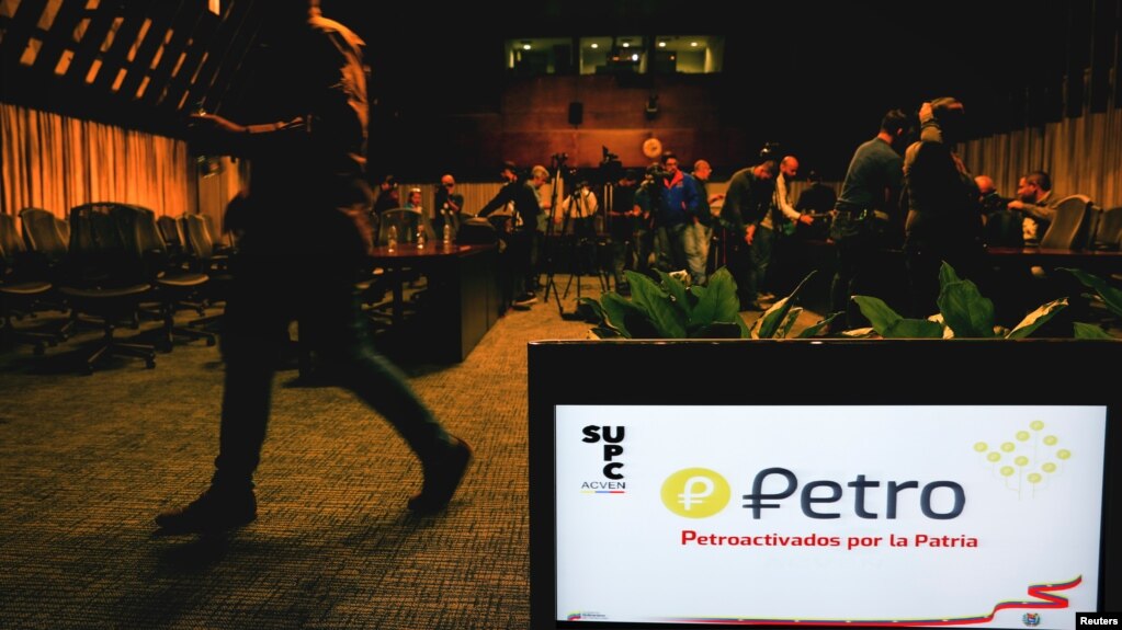 Logo del Petro, la criptomoneda venezolana, en una conferencia de prensa en Caracas el 31 de enero.