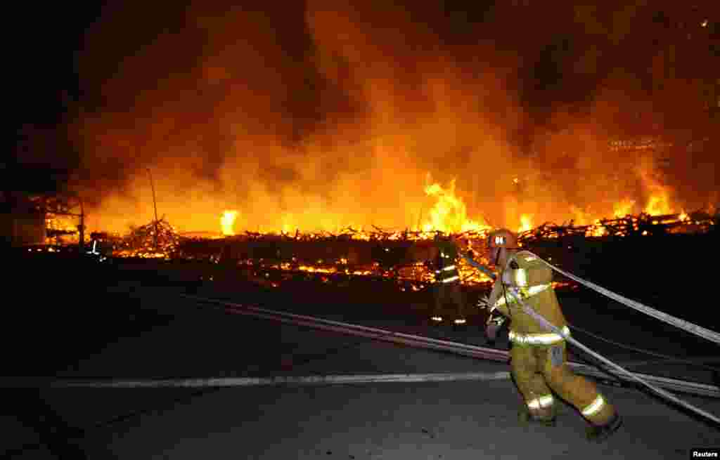Los Angeles city firefighters battle a massive fire at a seven-story downtown apartment complex under construction in Los Angeles, California. Over 250 firefighters battle the early morning blaze which shut down two major freeways, the Los Angeles Fire Department and California Highway Patrol said.