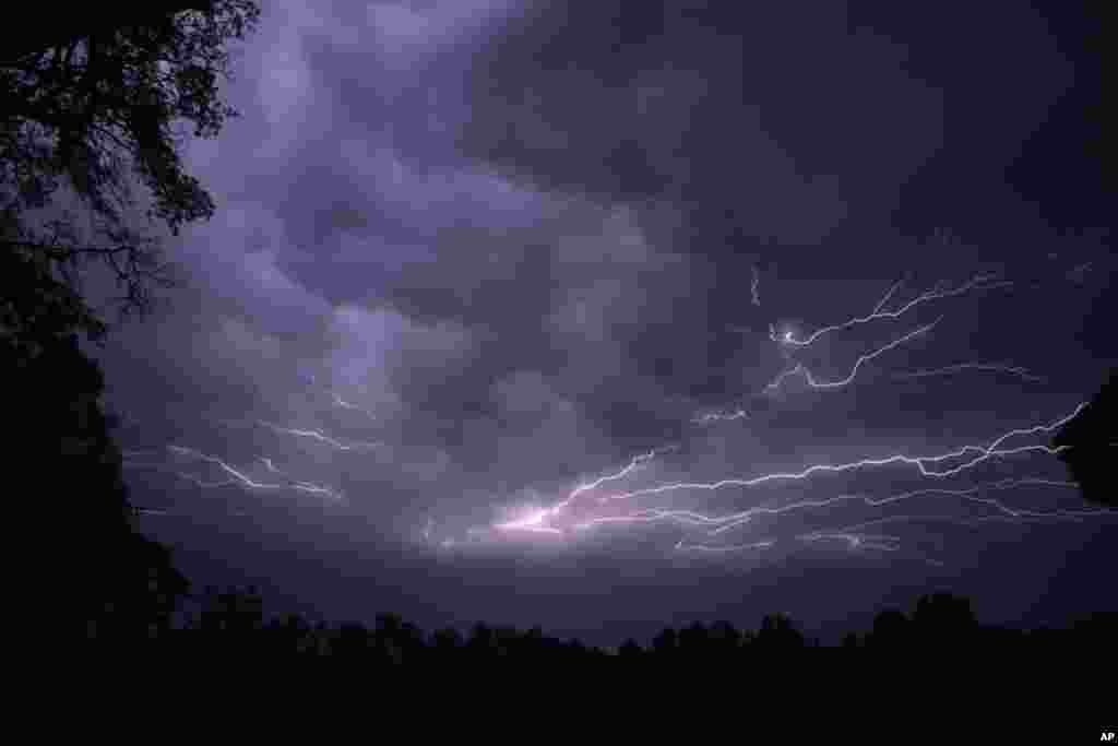 Un rayo cruza el cielo en Tyler, Texas, en la tormentosa jornada del martes 3 de abril de 2012, en medio de m&aacute;s de una decena de tornados que afectaron el &aacute;rea. (AP).