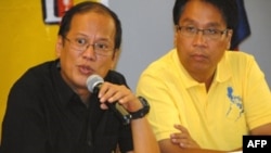 Ông Benigno 'Noynoy' Aquino (trái) ra tranh cử với cương lĩnh chống tham nhũng đang được đông đảo quần chúng ủng hộ