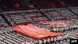 ဝူဟန်းတက္ကသိုလ်ကျောင်းသားများနှင့် တရုတ်နိုင်ငံတော်အလံ။ (စက်တင်ဘာ ၂၆၊ ၂၀၂၀)