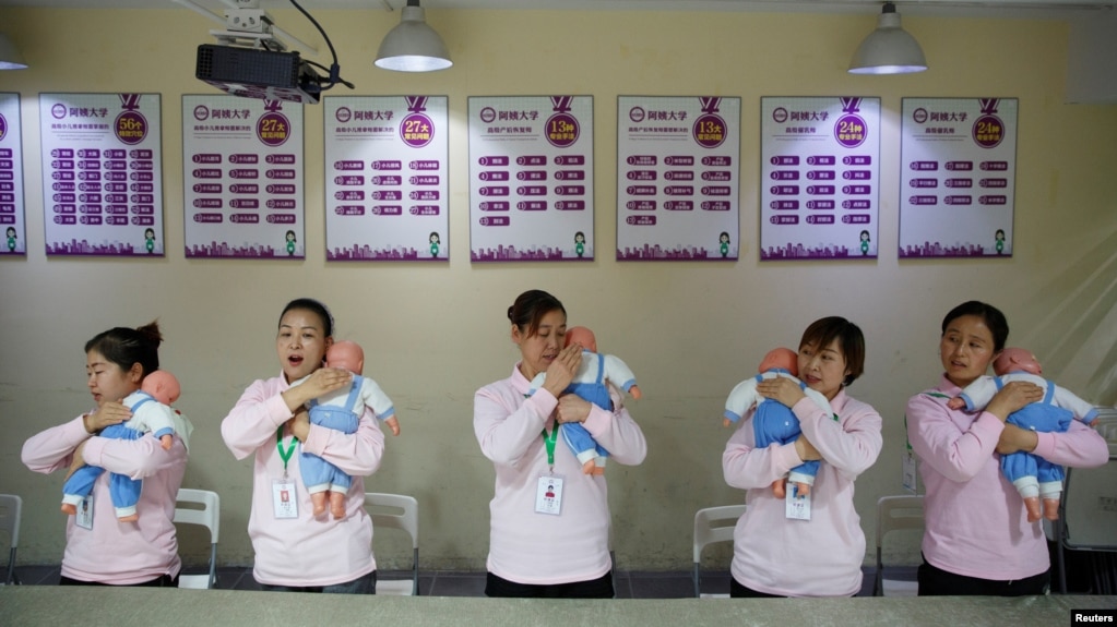 中国女性权益观察：中国遭遇生育率断崖式下滑 – 何以拯救人口危机？