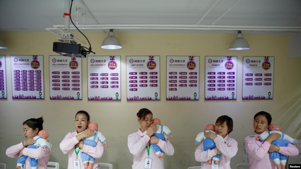 资料照：北京的一所阿姨训练学校在培训保姆如何照顾新生儿。（2018年12月5日）(photo:VOA)
