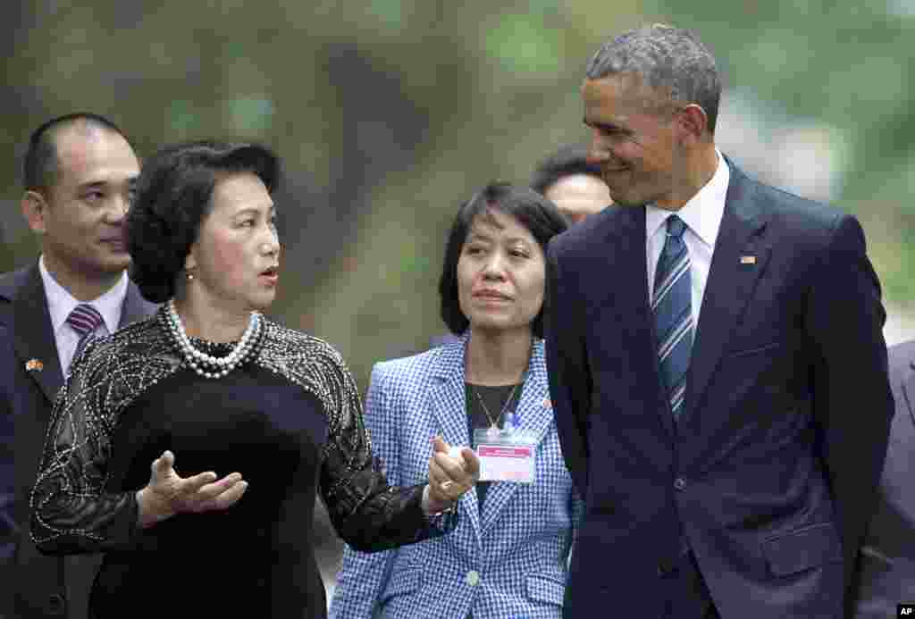Presiden AS Barack Obama berbicara dengan Ketua Majelis Nasional Vietnam Nguyen Thi Kim Ngan di kompleks Istana Presiden di Hanoi, Vietnam (23/5). (AP/Carolyn Kaster)