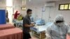Tim polisi mengenakan APD memeriksa rumah sakit yang dilengkapi dengan tujuh tempat tidur di samping toko obat di Clark Freeport dan Zona Ekonomi Khusus barat laut Manila, 19 Mei 2020. (CIDG Regional Field Units 3 via AP)