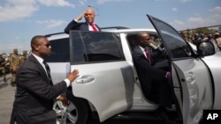 7일 아이티 포르토프랭스에서 임기를 마친 미첼 마르텔리 대통령(가운데)이 차에 올라타기 전에 지지자들에게 작별인사를 하고 있다. 