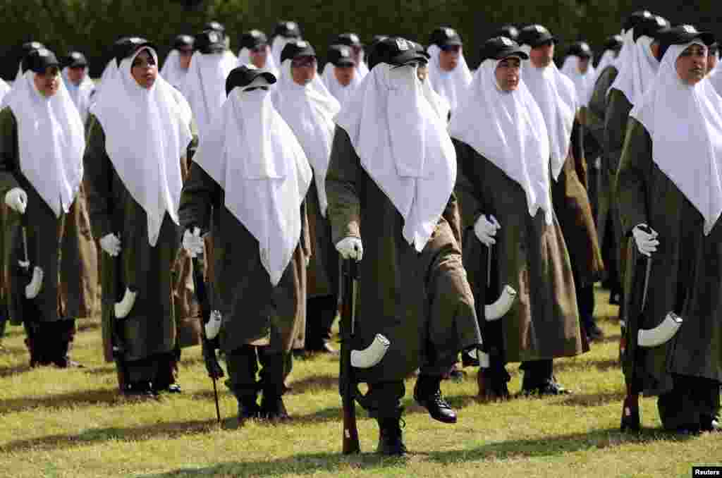 Para perempuan anggota pasukan keamanan Palestina yang loyal terhadap Hamas menghadiri upacara wisuda di kota Gaza.