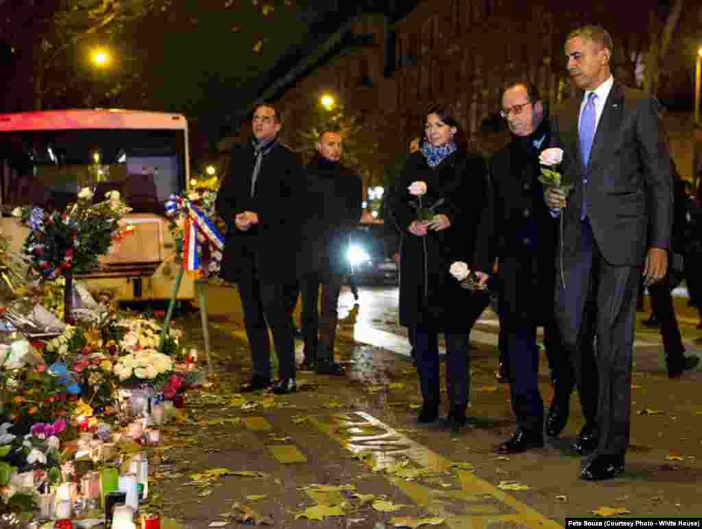 Barack Obama vient se recueillir sur l'hommage des victimes du Bataclan, à Paris, le 30 novembre 2015.