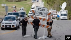 Các nhà chức trách đặt biển báo đóng đường tại giao lộ Union Hill và đường 32 trong phạm vi hiện trường vụ xả súng ở Pike County, Ohio, ngày 22 tháng 4 năm 2016.