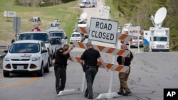 Les autorités ont mis en place des barrages routiers à l'intersection de l'Union Hill Road et la Route 32, près du lieu où au moins sept membres d’une famille ont été tués par balles, dans le comté de Pike, Ohio, 22 avril 2016.