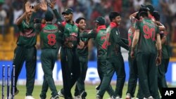 بنگلا دیش کے کھلاڑی ایشیا کپ کے سپر فور کے مرحلے میں پاکستان کو شکست دے کر خوشی کا اظہار کر رہے ہیں۔ 26 ستمبر 2018
