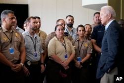 Predsjednik Biden tokom sastanka sa pripadnicima službi za brzo reagovanje, u Miammi Beachu, Florida, 1. jula 2021.