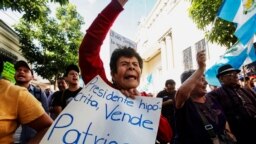 Ảnh tư liệu - Một người phụ nữ giơ cao tấm bảng phản đối trong một cuộc biểu tình chống lại chính sách nhập cư của tổng thống Donald Trump tại Guatemala City, Guatemala ngày 27/07/2019