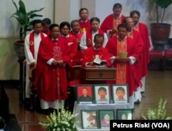 Misa arwah 7 hari, untuk mendoakan 6 korban meninggal dunia dari Gereja Katolik SMTB Surabaya (foto: VOA/Petrus Riski)
