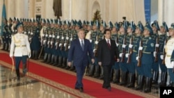 Chinese President Hu Jintao (R) and his Kazakh counterpart Nursultan Nazarbayev inspect the honour guard during an official welcoming ceremony in Astana, June 13, 2011