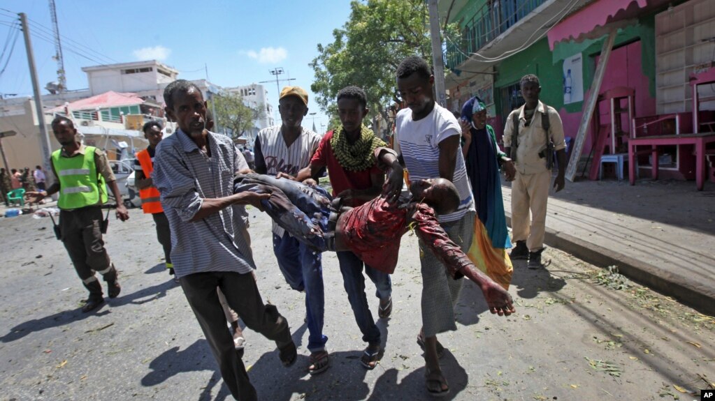 Les secouristes transportent un blessé de l&#39;attentat en Somalie, le 13 mars 2017.