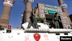 資料照：停在新疆烏魯木齊一座清真寺外面的中國武警車輛。