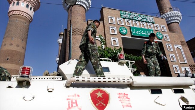 资料照:停在新疆乌鲁木齐一座清真寺外面的中国武警车辆。