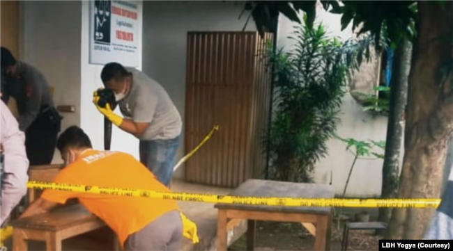 Bagian depan kantor LBH Yogya dipasang garis polisi. (Foto: Courtesy/LBH Yogya)