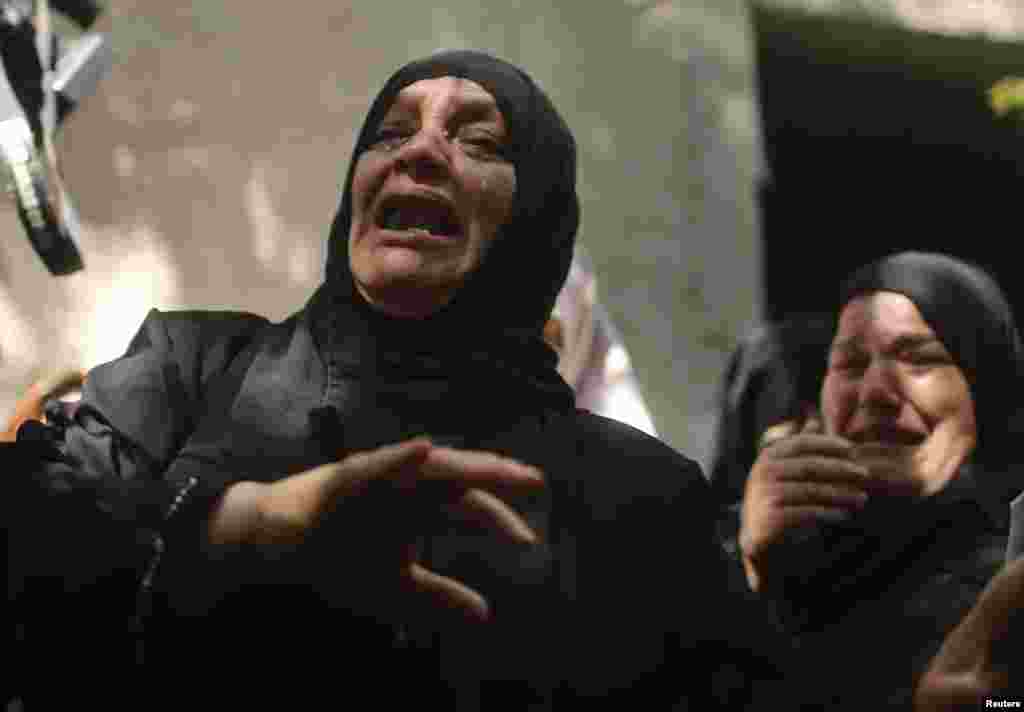 ایک فلسطینی خاتون اپنے رشتہ دار کی ہلاکت پر افسردہ ہے۔