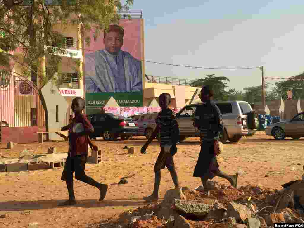 Le siège de campagne du président sortant Mahamadou Issoufou.(VOA/Bagassi Koura)