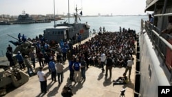 Les migrants secourus attend à la base d'Abosetta à Tripoli, en Libye, 10 mai 2017. 