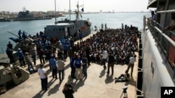 Les migrants secourus attend à la base d'Abosetta à Tripoli, en Libye, 10 mai 2017. 