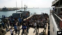 Des migrants détenus à la base d'Abosetta à Tripoli, en Libye le 10 mai 2017.