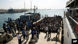 Des migrants secourus attend à la base d'Abosetta à Tripoli, en Libye, 10 mai 2017. 
