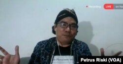 Aktivis keberagaman sekaligus Dosen Filsafat Institut Agama Islam Negeri (IAIN) Tulungagung, Akhol Firdaus dalam sebuah webinar. (Foto: VOA/Petrus Riski)