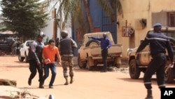 Nhiều người chạy trốn ra khỏi khách sạn Radisson Blu ở Bamako, Mali, ngày 20/11/2015.