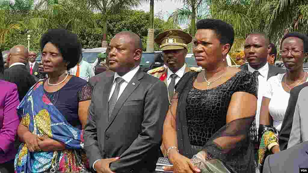 Le président Pierre Nkurunziza du Burundi et la Première Dame Denise Nkurunziza lors de la cérémonie en hommage à l'ancien président défunt colonel Jean-Baptiste Bagaza au palais national des congrès à Bujumbura, le 16 mai 2016. 