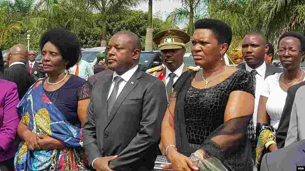 Le président Pierre Nkurunziza du Burundi et la Première Dame Denise Nkurunziza lors de la cérémonie en hommage à l&#39;ancien président défunt colonel Jean-Baptiste Bagaza au palais national des congrès à Bujumbura, le 16 mai 2016.&nbsp;