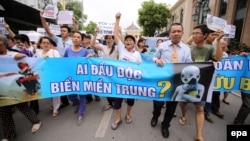 Người dân biểu tình đòi minh bạch thông tin vụ cá chết ở miền trung Việt Nam, ngày 1 tháng 5 năm 2016.