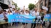 Người dân biểu tình phản đối vụ cá chết hàng loạt ở miền Trung, Hà Nội, ngày 1/5/2016. (Ảnh minh họa)