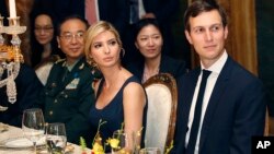 Vợ chồng Ivanka Trump, Jared Kushner tại tiệc tối với Tổng thống Mỹ và Chủ tịch Trung Quốc (tháng 4/2017)
