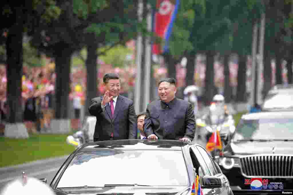 시진핑 중국 국가주석과 김정은 북한 국무위원장이 무개차를 타고 평양 시내에서 카퍼레이드를 하고 있다.&nbsp;