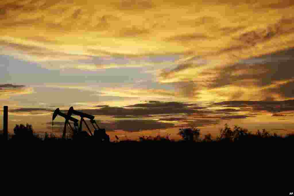 میدان نفتی&zwnj; در غروب شهر کارنز سیتی در تگزاس.