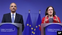 Komisaris Dalam Negeri Uni Eropa Cecilia Malmstroem (kiri) dan Jaksa Agung AS Eric Holder mengumumkan 'aliansi global' melawan pelecehan anak secara online di Brussel, Belgia (5/12).
