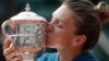 Rumunska teniserka Simona Halep ljubi trofej posle osvajanja svog prvog Rolan Garosa (Foto: AP/Alessandra Tarantino)
